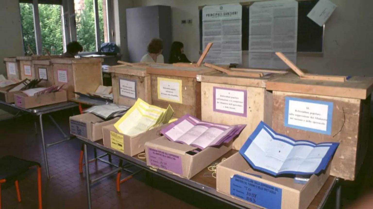 La raffica delle regionali e il teatrino del voto no stop