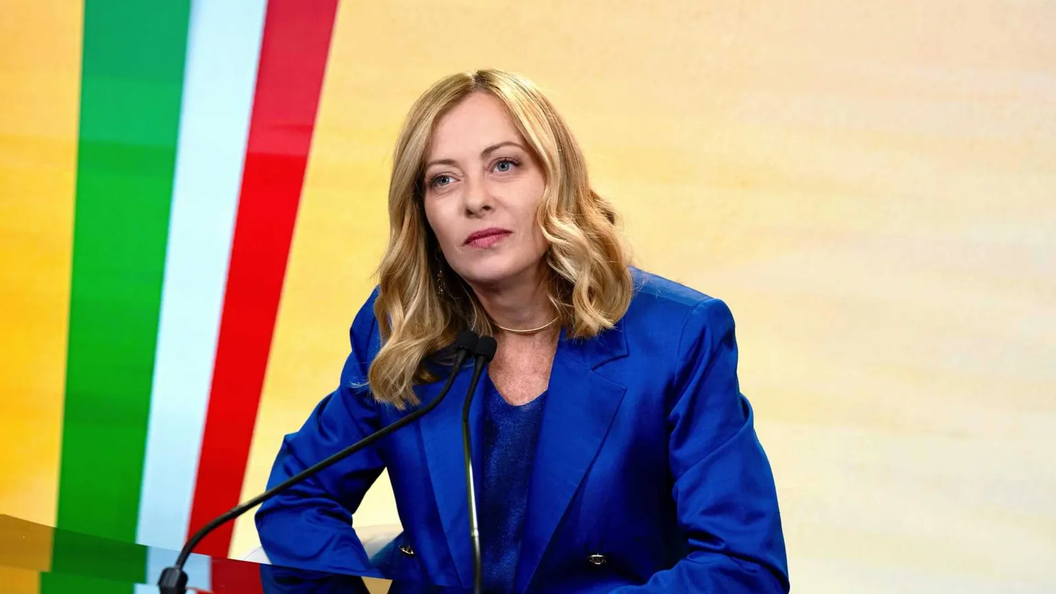 Meloni attacca: la sinistra non ci batte e "chiama" i giudici