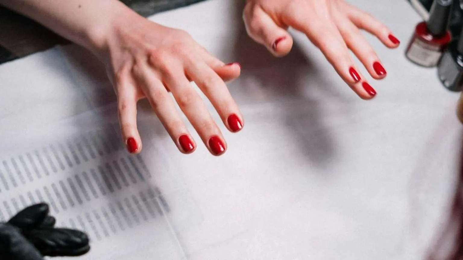 L’Ue perde lo smalto: stretta sulle manicure dal primo settembre. Cosa cambia