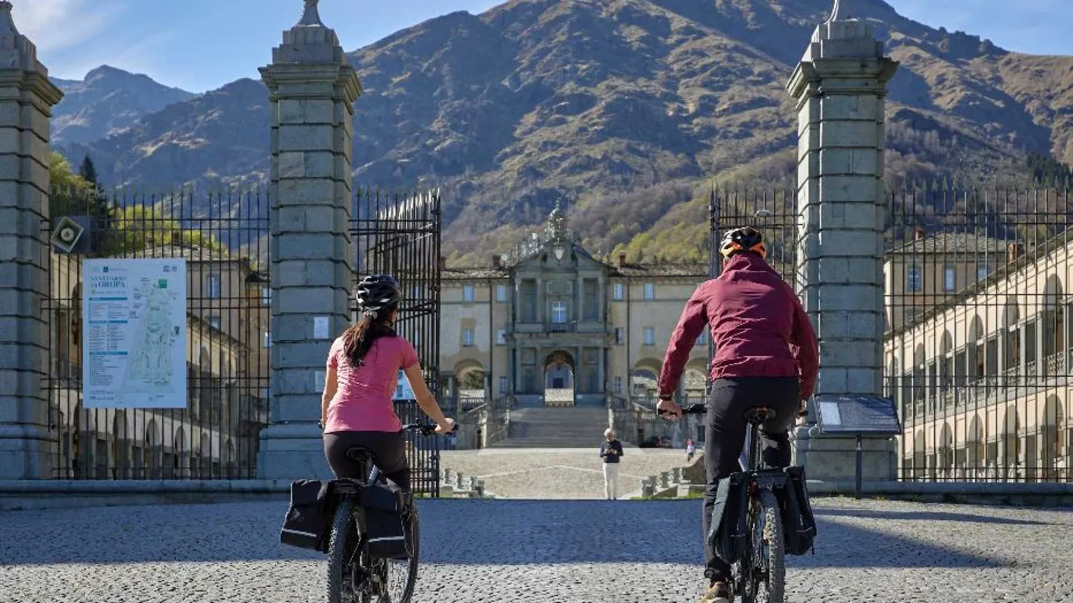 A piedi o in bicicletta: il piccolo boom del Cammino d’Oropa