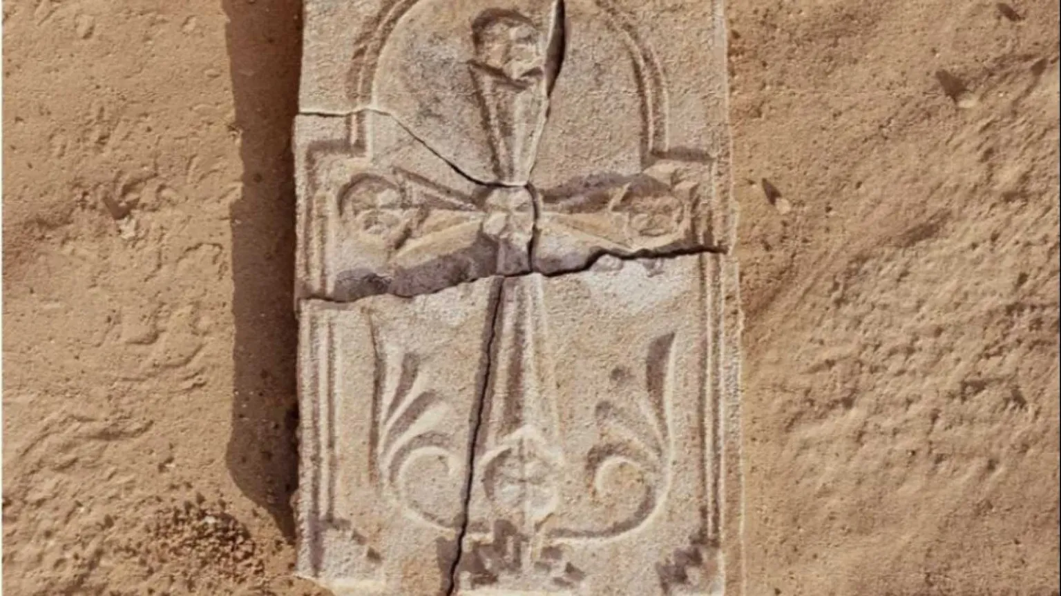 Una croce del VII secolo emerge dalle sabbie di Abu Dhabi