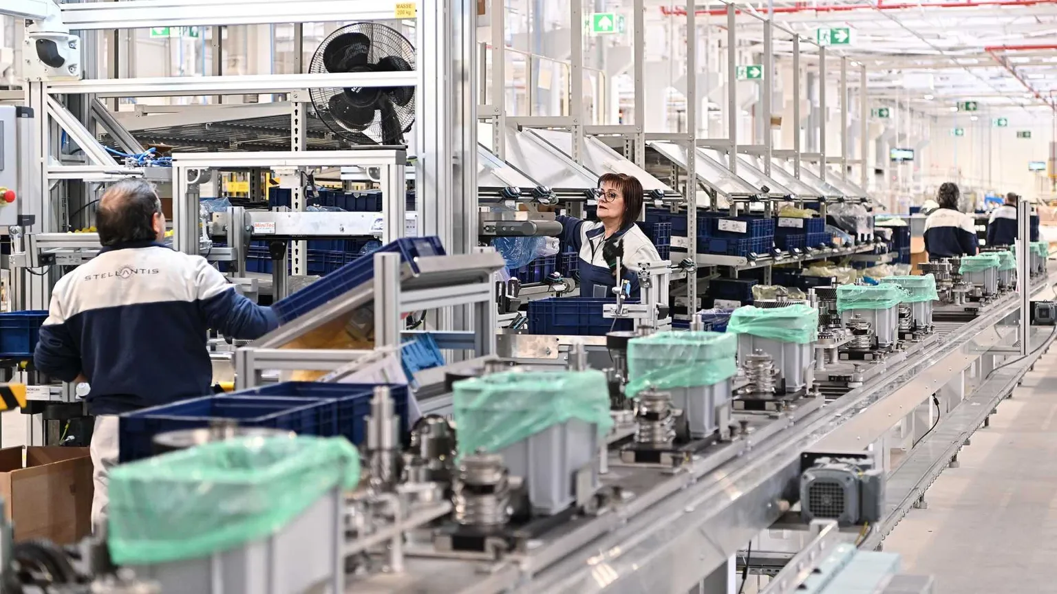 Accordo Usa-Ue su auto e beni industriali, Trump tassa i "pacchi"