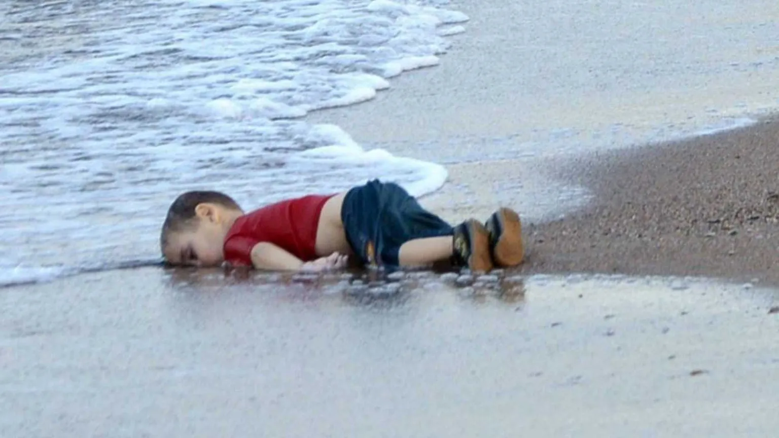 Dieci anni dopo Alan Kurdi, quel "mai più" resta un'illusione