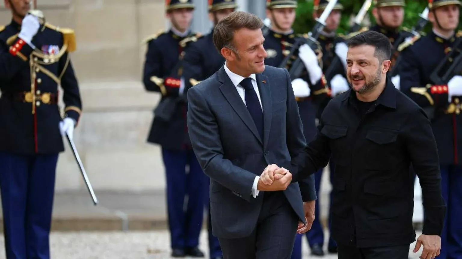 I “volenterosi” ci riprovano: vertice a Parigi (con Trump al telefono)