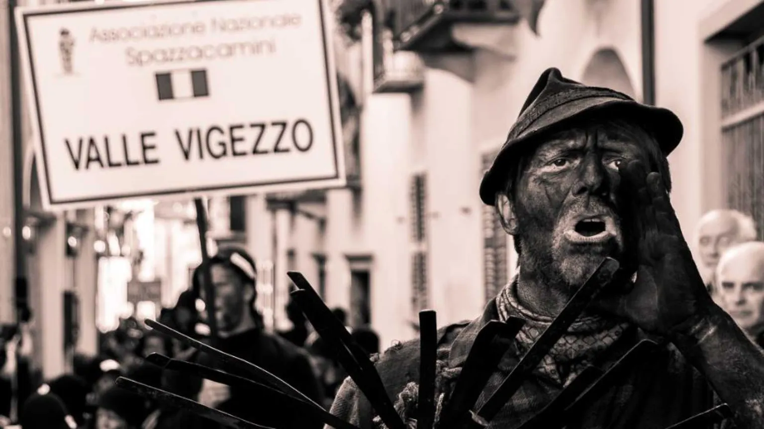 Spazzacamini di tutto il mondo unitevi. Il raduno in Val Vigezzo
