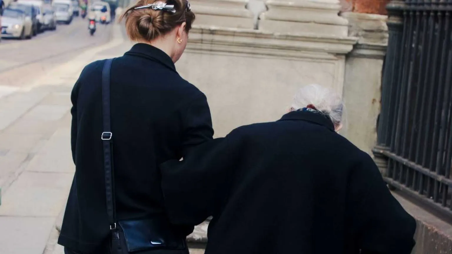Corsie speciali fuori dalle quote: cosa ha deciso il governo sulle badanti