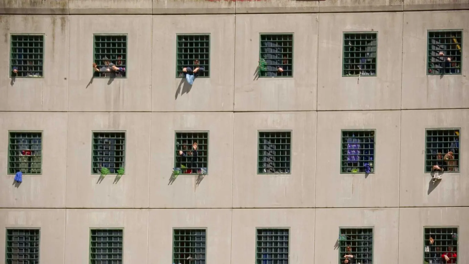 Suicida in cella una 26enne, la terza in pochi giorni. Le parole del vescovo