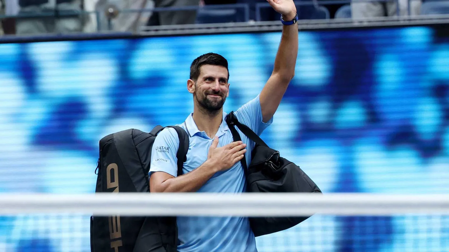 Lo strappo di Djokovic: scende in piazza con i giovani e va in esilio in Grecia