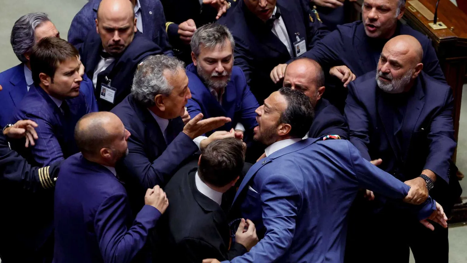 Terzo via libera (con bagarre) alla separazione delle carriere