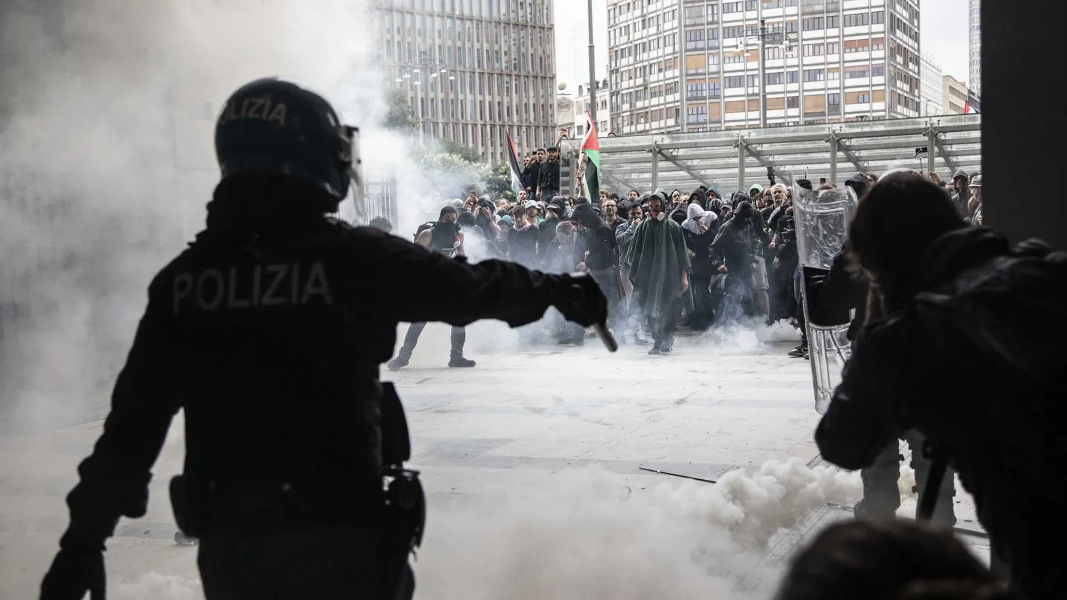 I cortei, gli scontri, i quartieri allagati: il lunedì nero di Milano