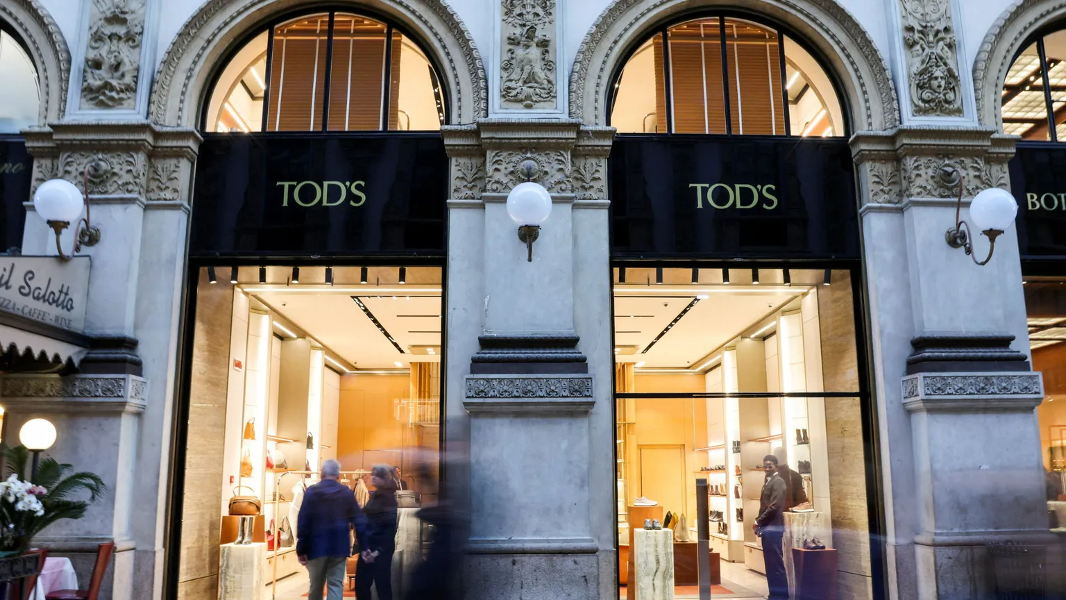 «Caporalato negli opifici cinesi»: l'accusa contro Tod's