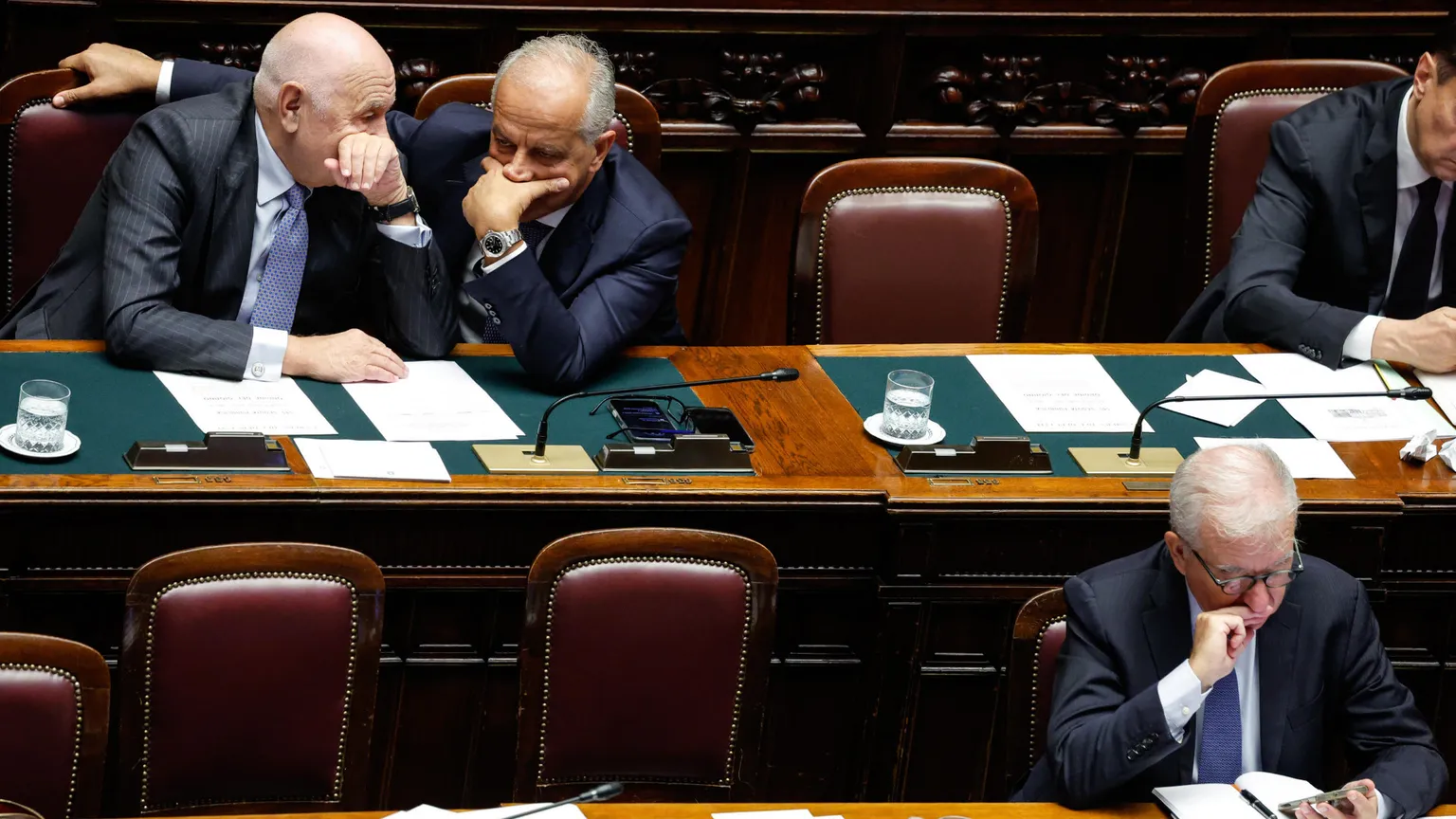 Nell'immagine il ministro Nordio, il ministro Piantedosi e il sottosegretario Mantovano seduti ai banchi del governo durante la votazione