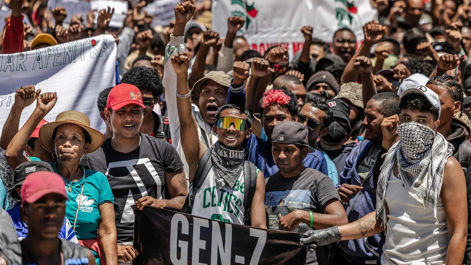 I ragazzi esultano in piazza ad Antananarivo