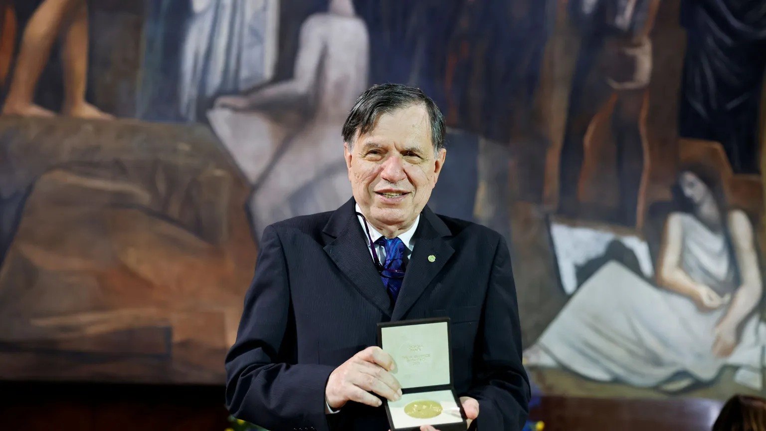Nella foto un primo piano dello scienziato Giorgio Parisi mentre riceve il nobel per la fisica