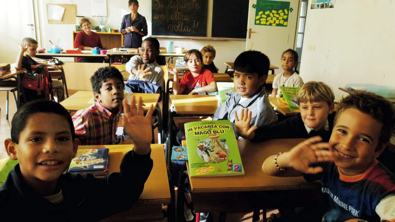 Bimbi di tutte le provenienze in una classe di una scuola elementare milanese