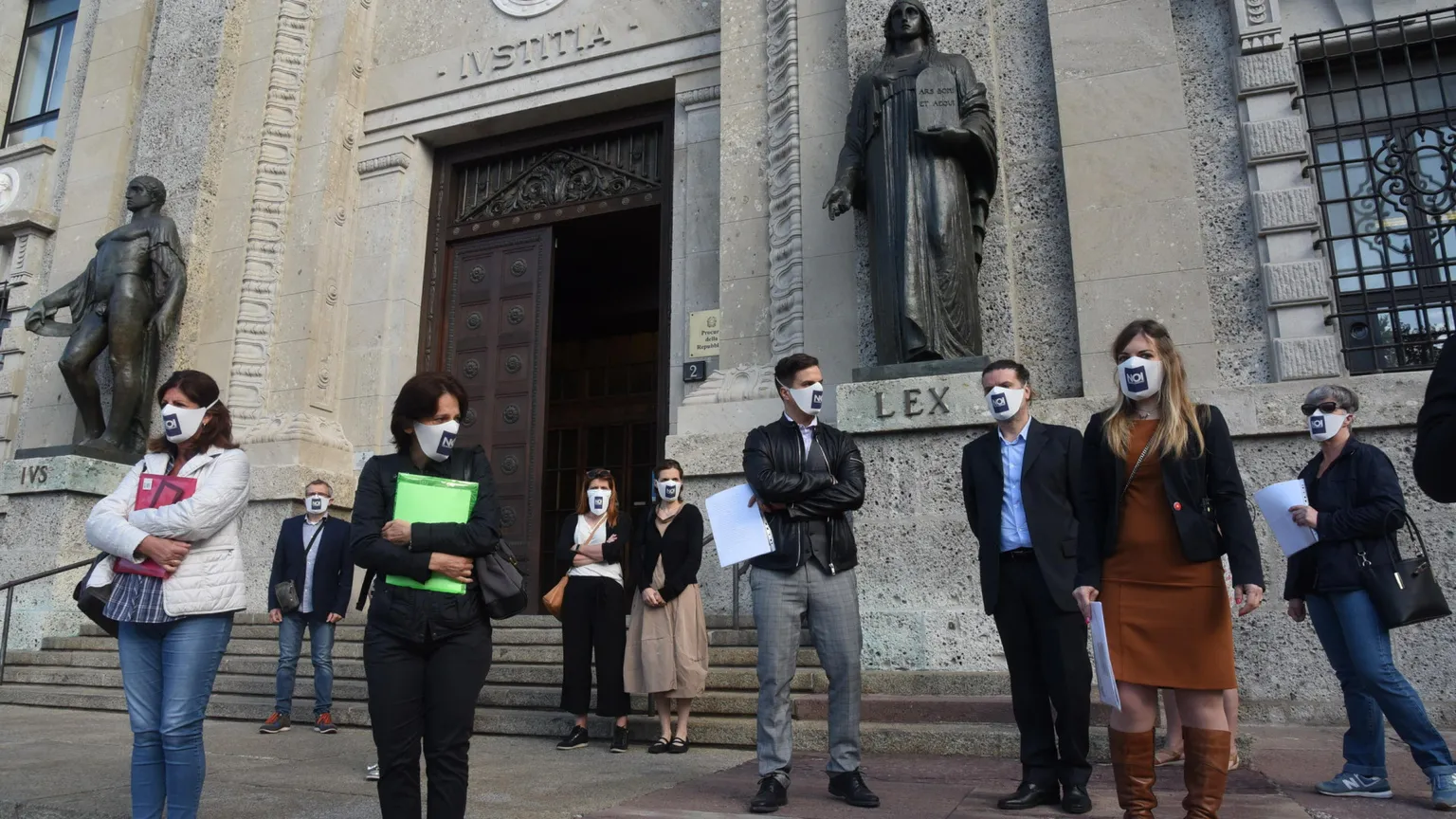 I parenti delle vittime fuori dalla Procura di Bergamo durante il Denuncia Day, il 10 giugno 2020