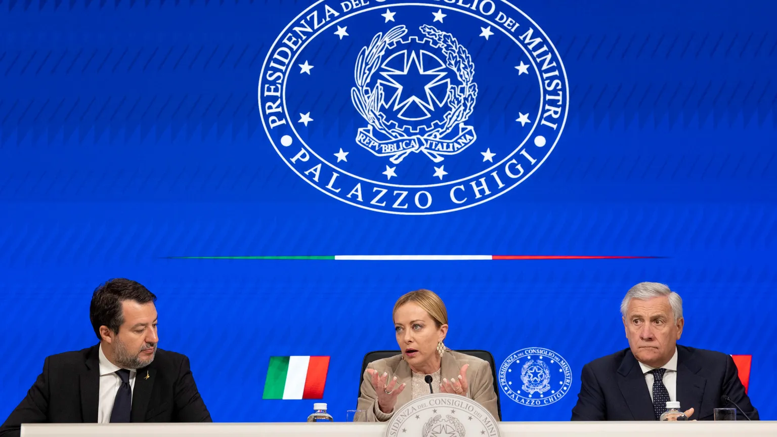 Una foto, tre leader e (solo) due domande