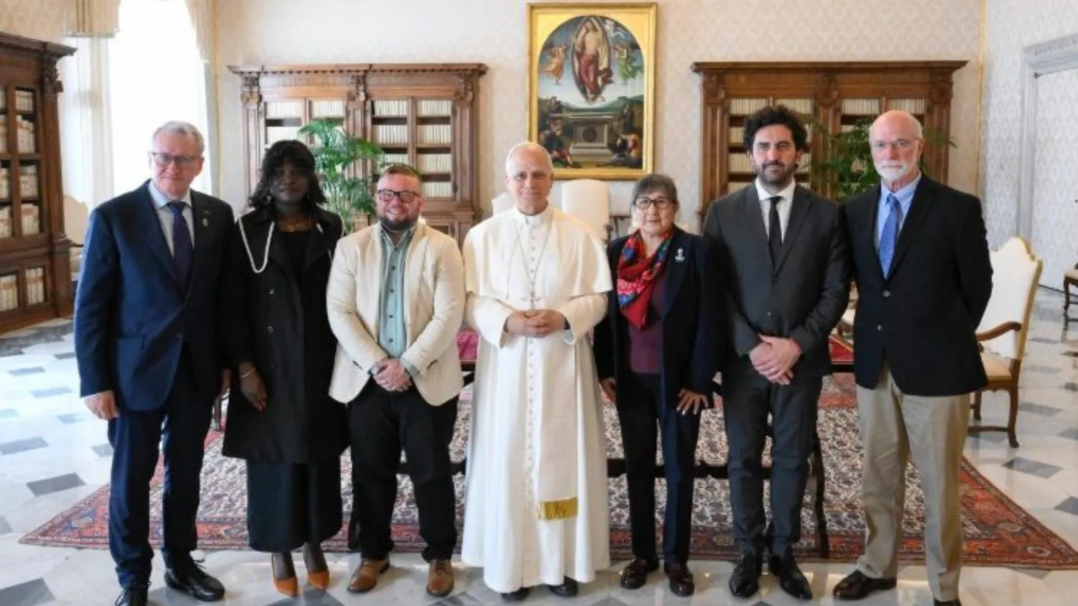 La foto del Papa con il gruppo di vittime di abusi e di attivisti
