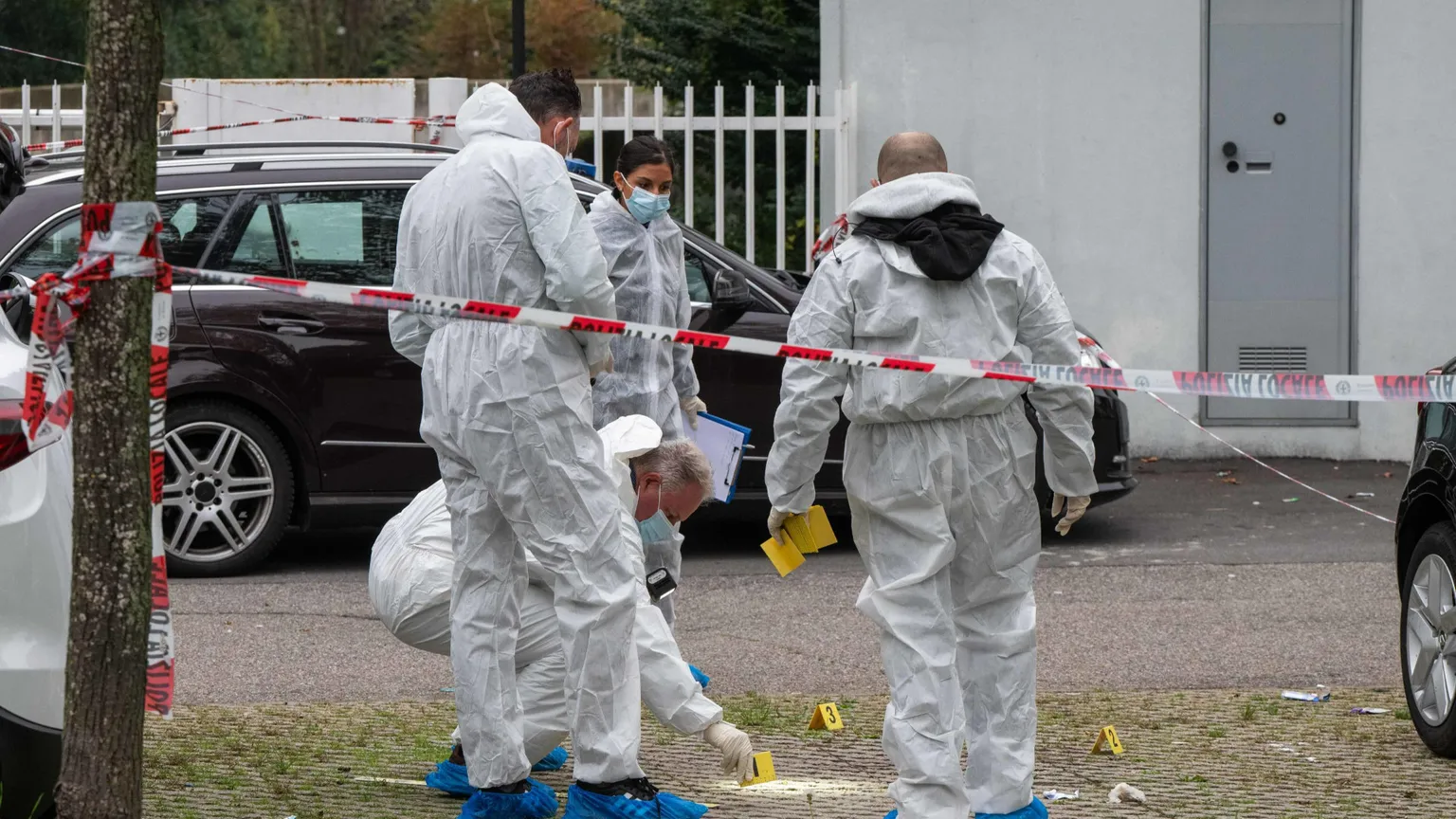 Gli agenti della Scientifica della Polizia locale di Milano durante i rilievi in via Grassini, nel quartiere Bruzzano, sul luogo dell'aggressione