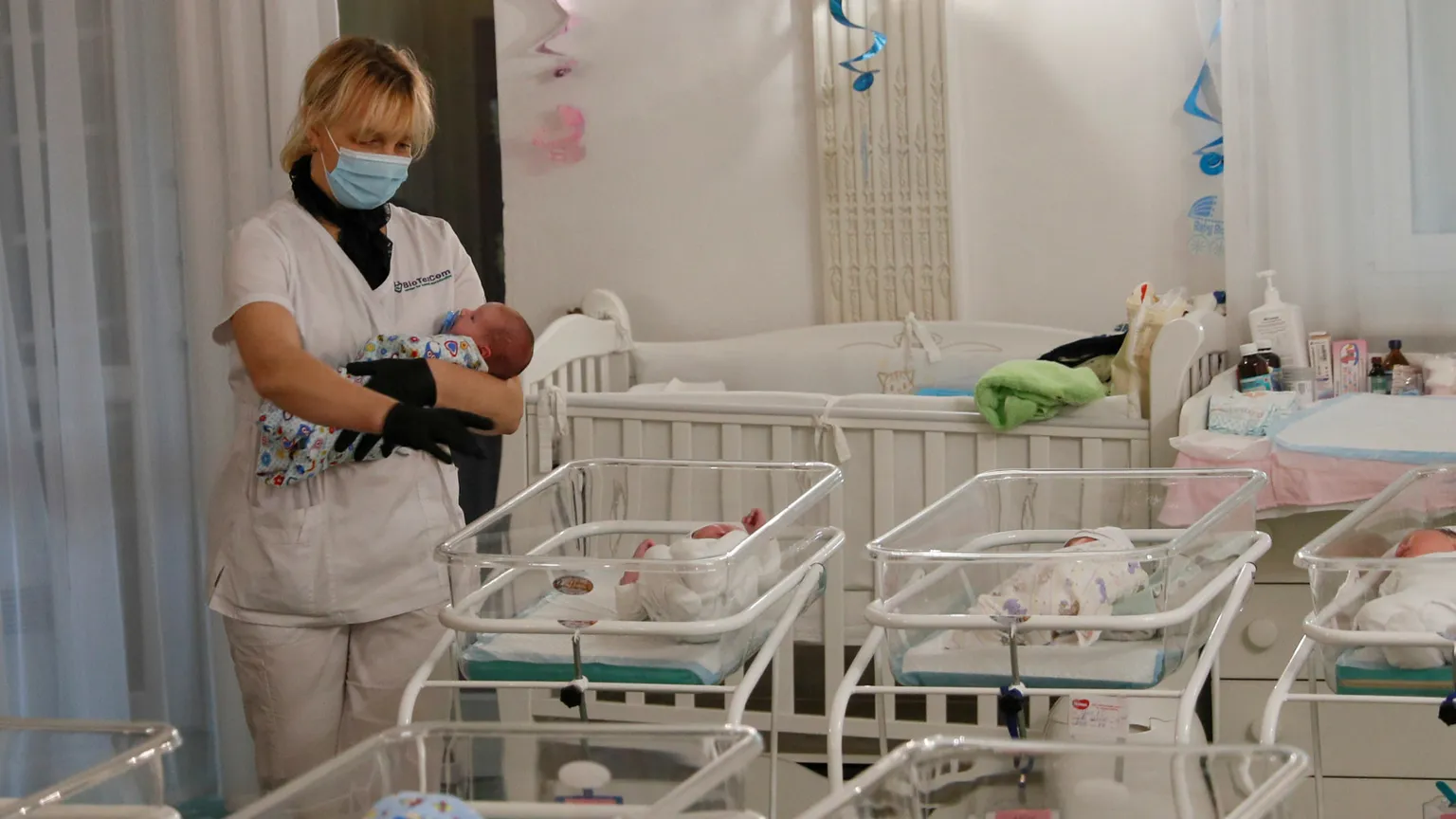 L'Hotel Venice di proprietà della clinica BioTexCom a Kiev, in Ucraina con i bimbi nati con la maternità surrogata
