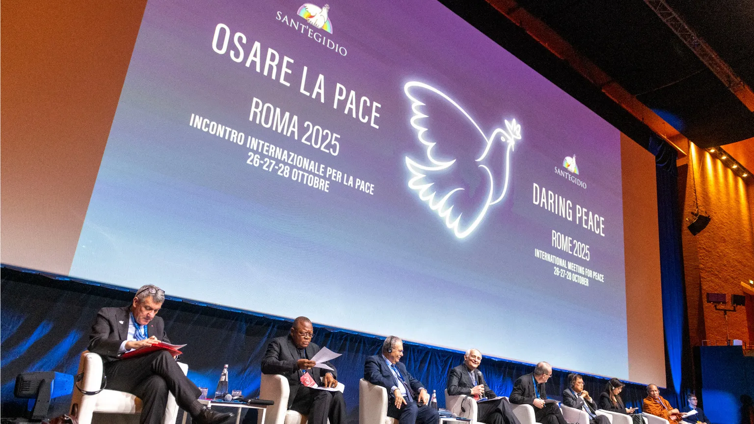 Sul palco dell'incontro "Osare la pace", tra gli altri, i cardinali Zuppi e Pizzaballa
