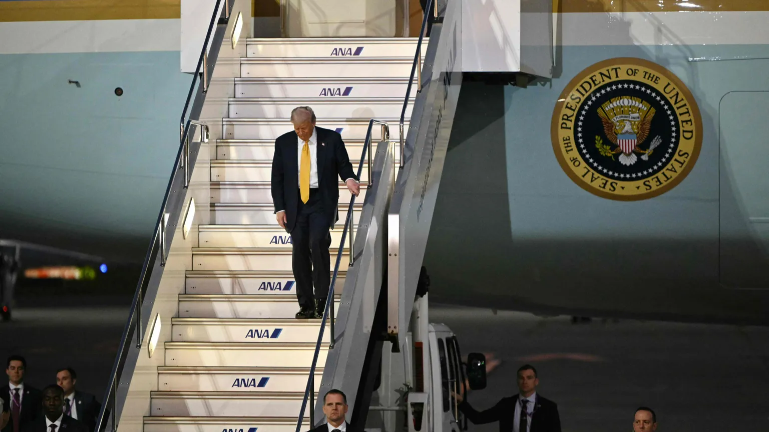 Il presidente Usa Donald Trump sbarca in Giappone