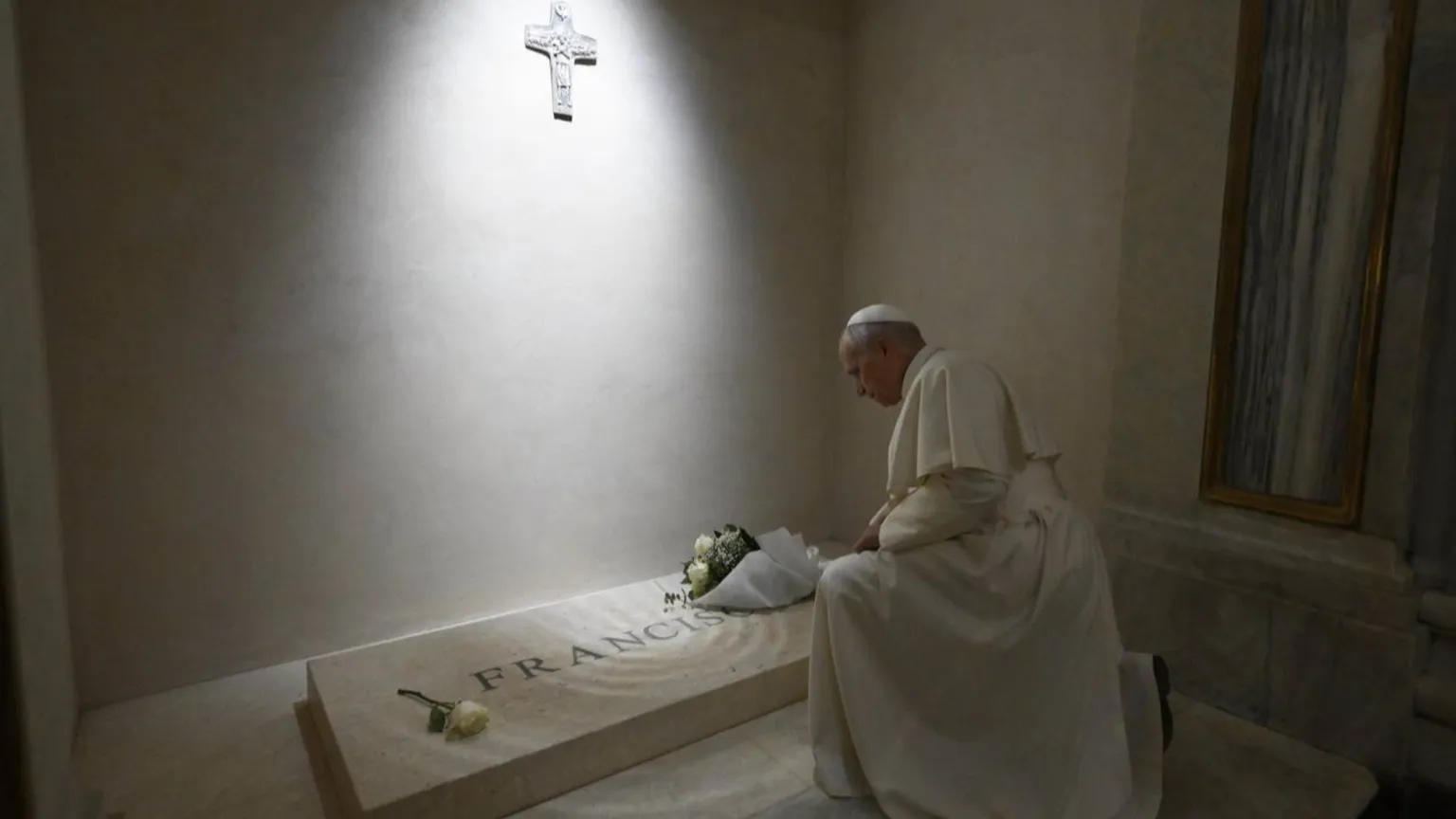 Leone XIV si è fermato a pregare sulla tomba di papa Francesco