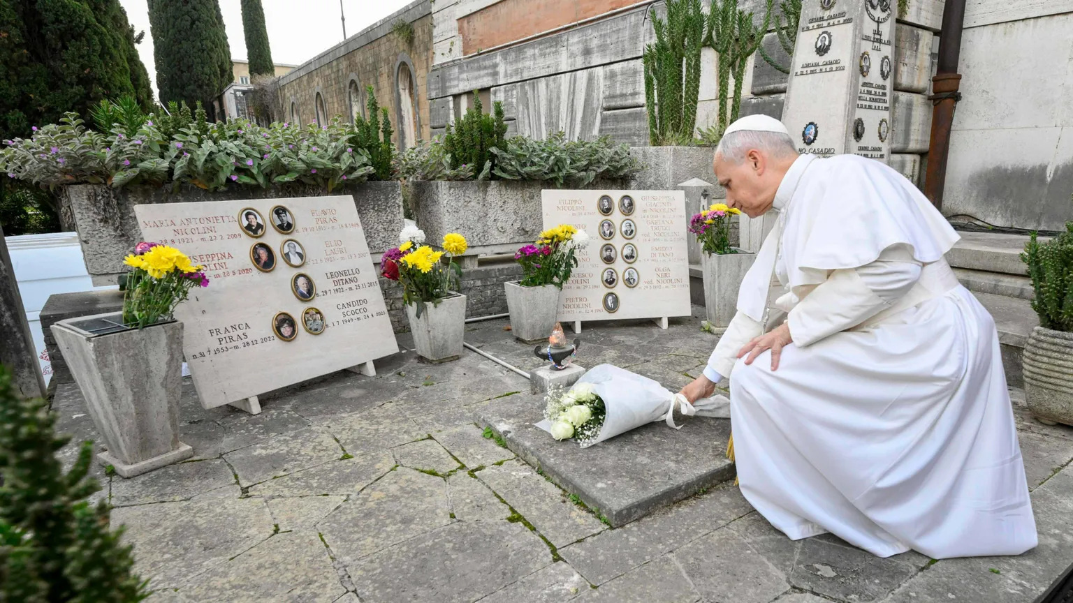 Il Papa al Verano: «Cristo ha sconfitto la morte»