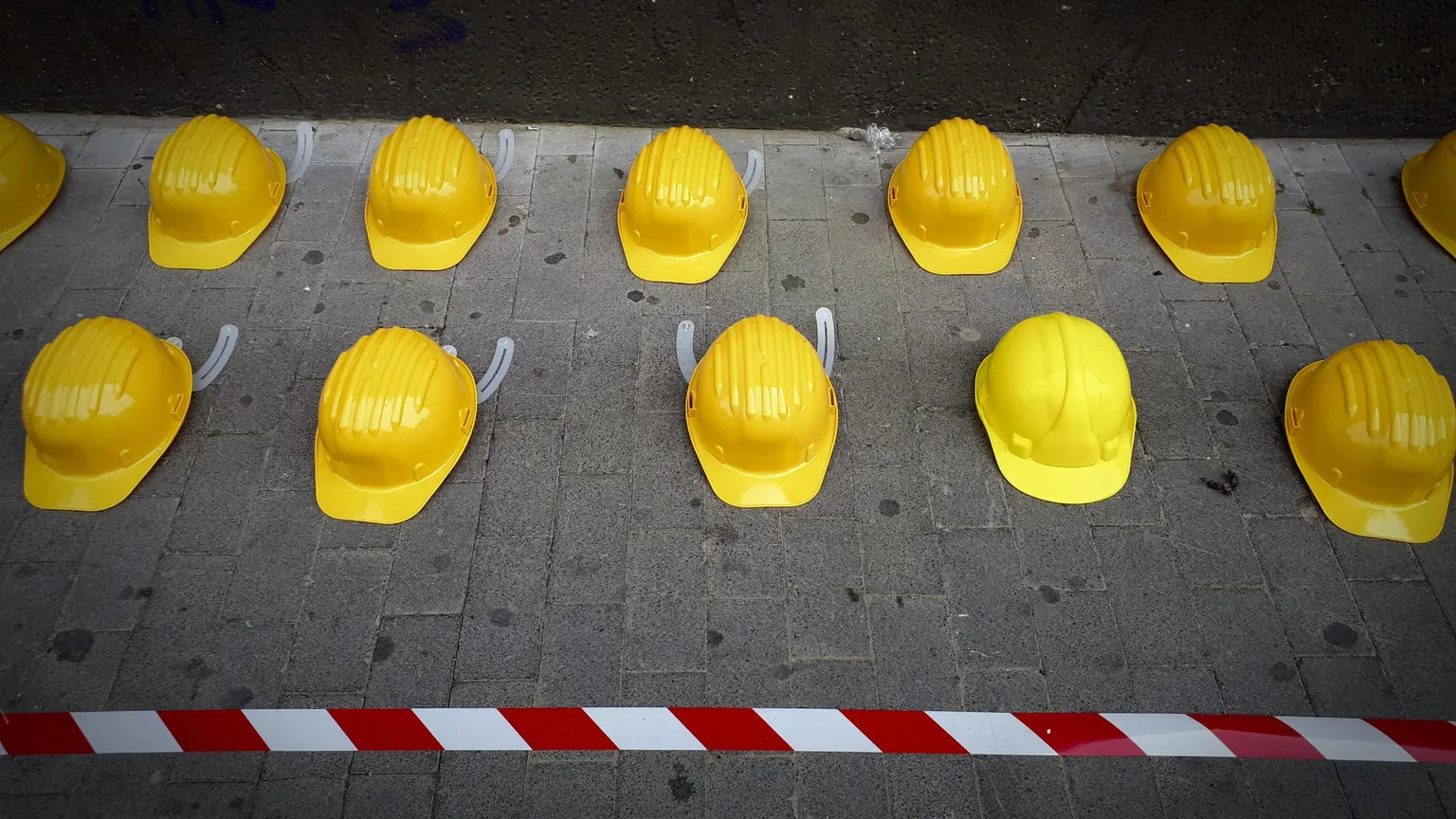 Roma, non ce l'ha fatta l'operaio rimasto ferito nel crollo. Il lavoro è un'emergenza