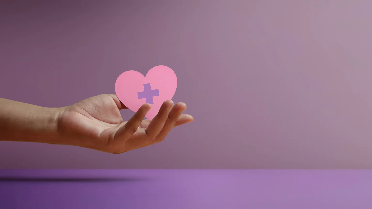 L'immagine mostra una mano che, simbolicamente, contiene un cuore che raffigura la generosità