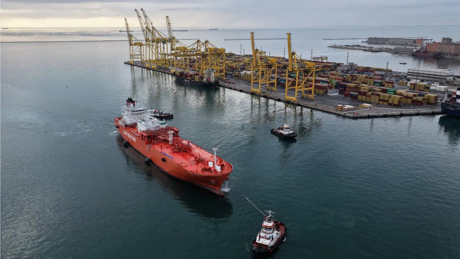 Il primo rifornimento di gas liquido per una nave in Italia
