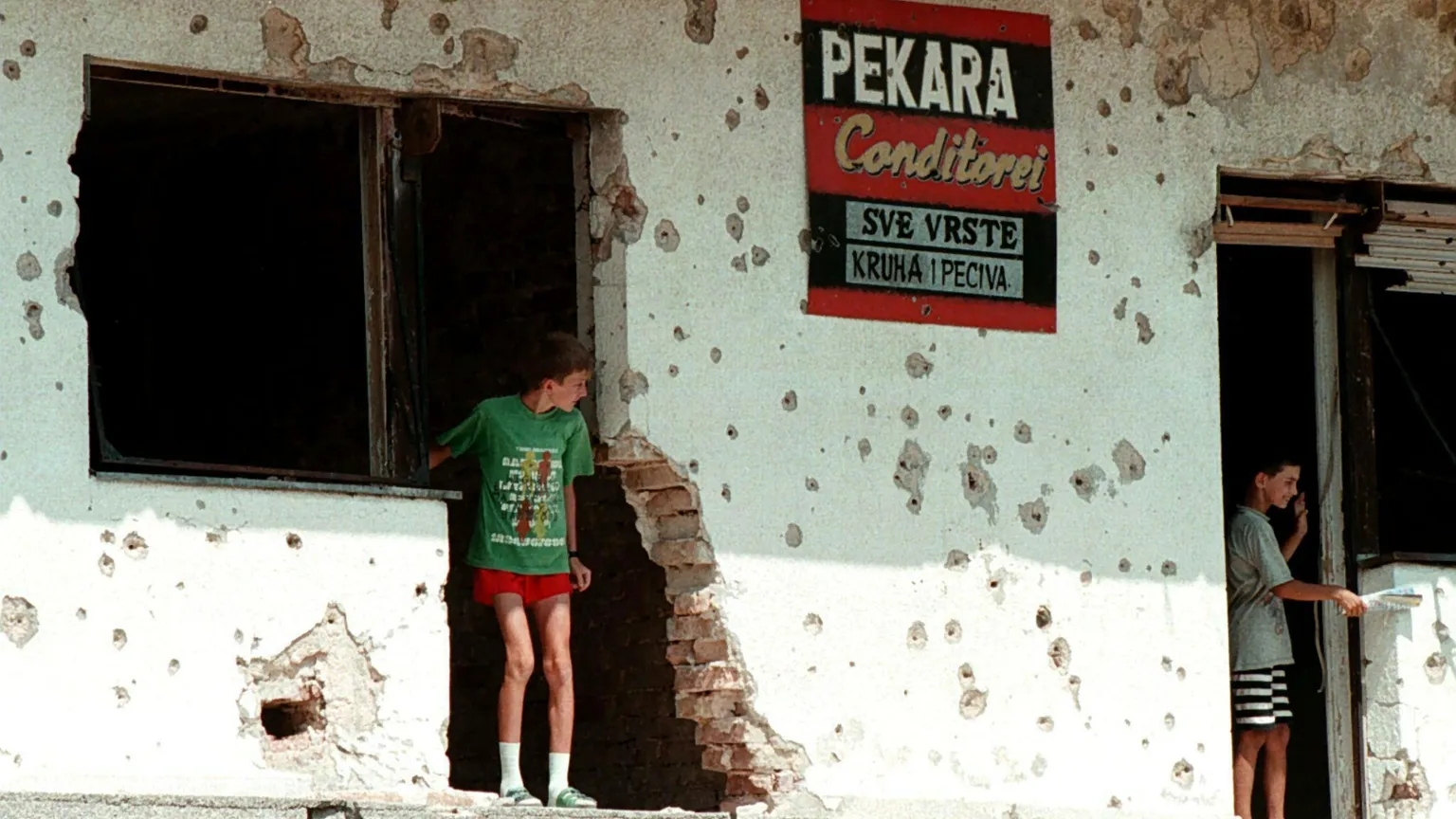 «Sparavano a bimbi e ragazze»: il racconto choc sui “turisti cecchini” a Sarajevo
