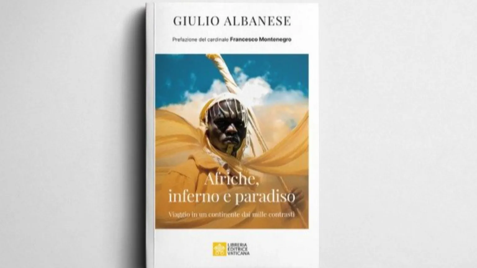 Il primo piano di un uomo africano in abiti tribali da cerimonia, con un ampio mantello giallo. Sopra, il titolo: "Afriche, inferno e paradiso"