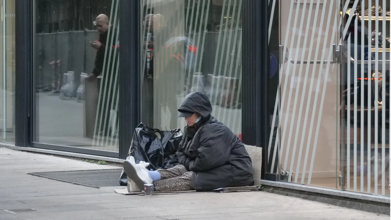 La Giornata dei poveri? Sotto il tavolo, con Lazzaro