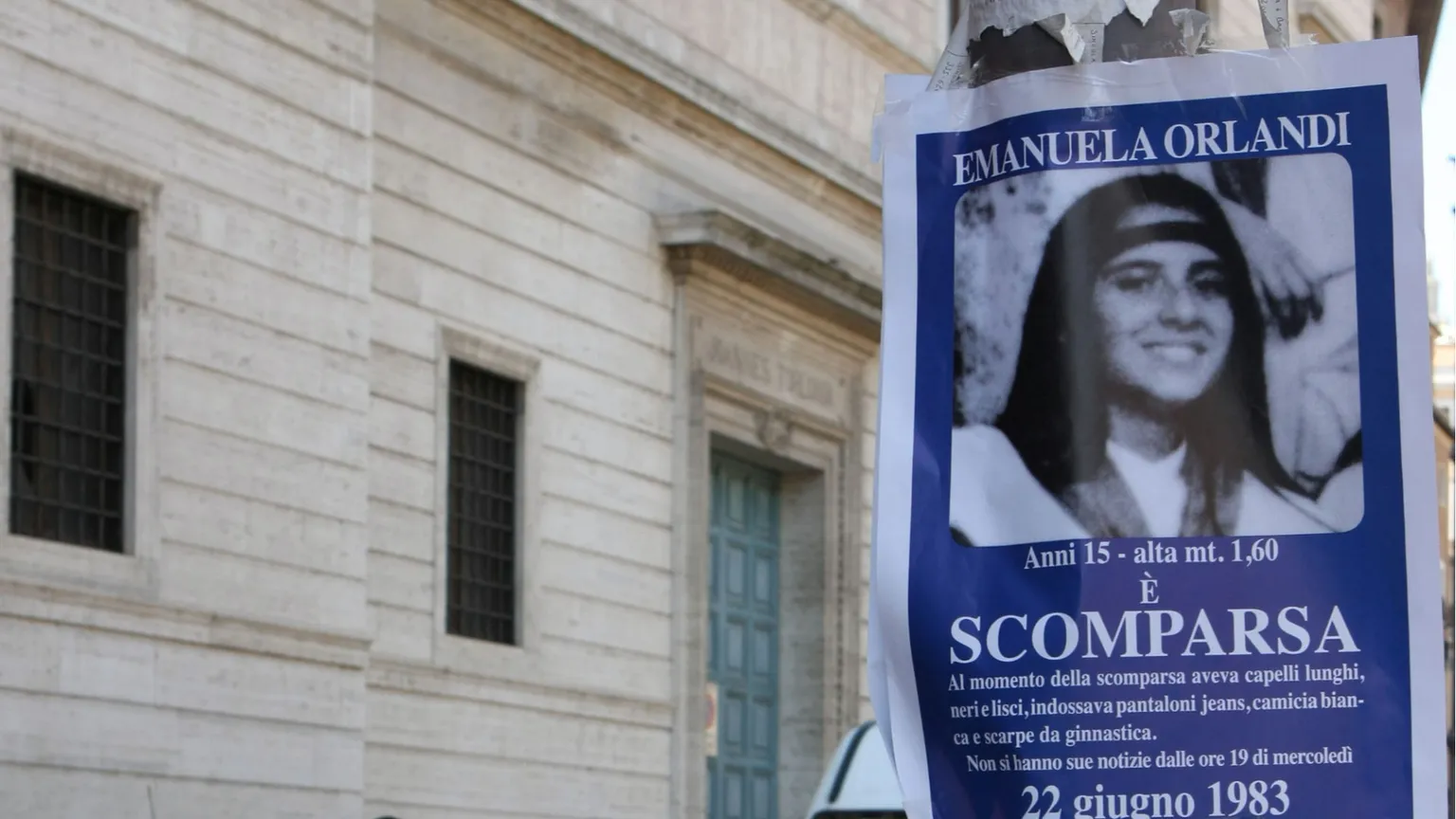 Uno dei manifesti, gli stessi di tanti anni fa, affisso nei pressi del Vaticano per ricordare la scomparsa di Emanuela Orlandi / ANSA
