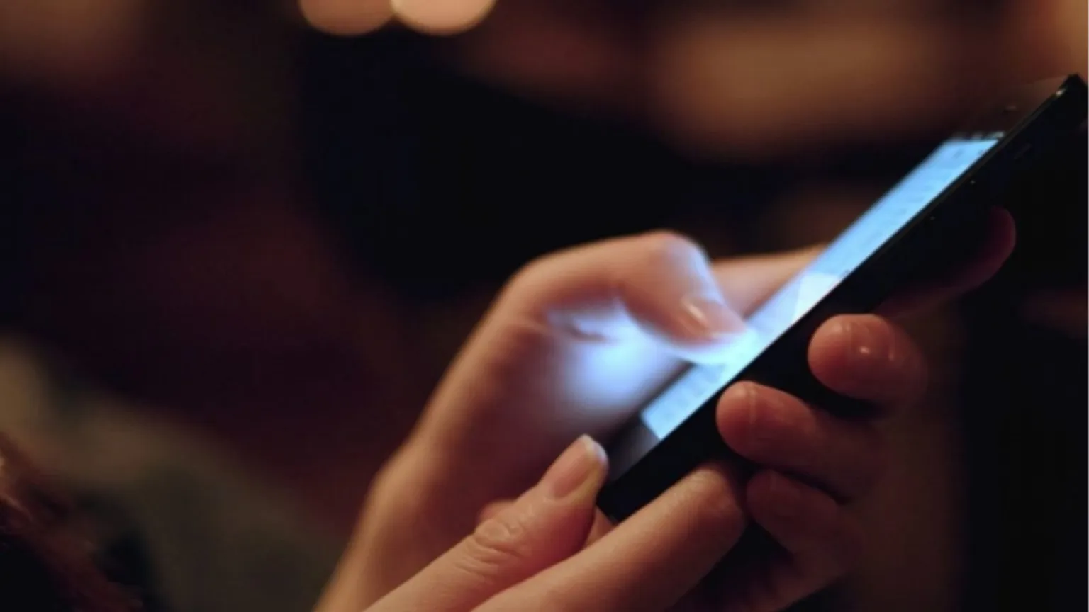 Le mani di una donna che tengono uno smartphone