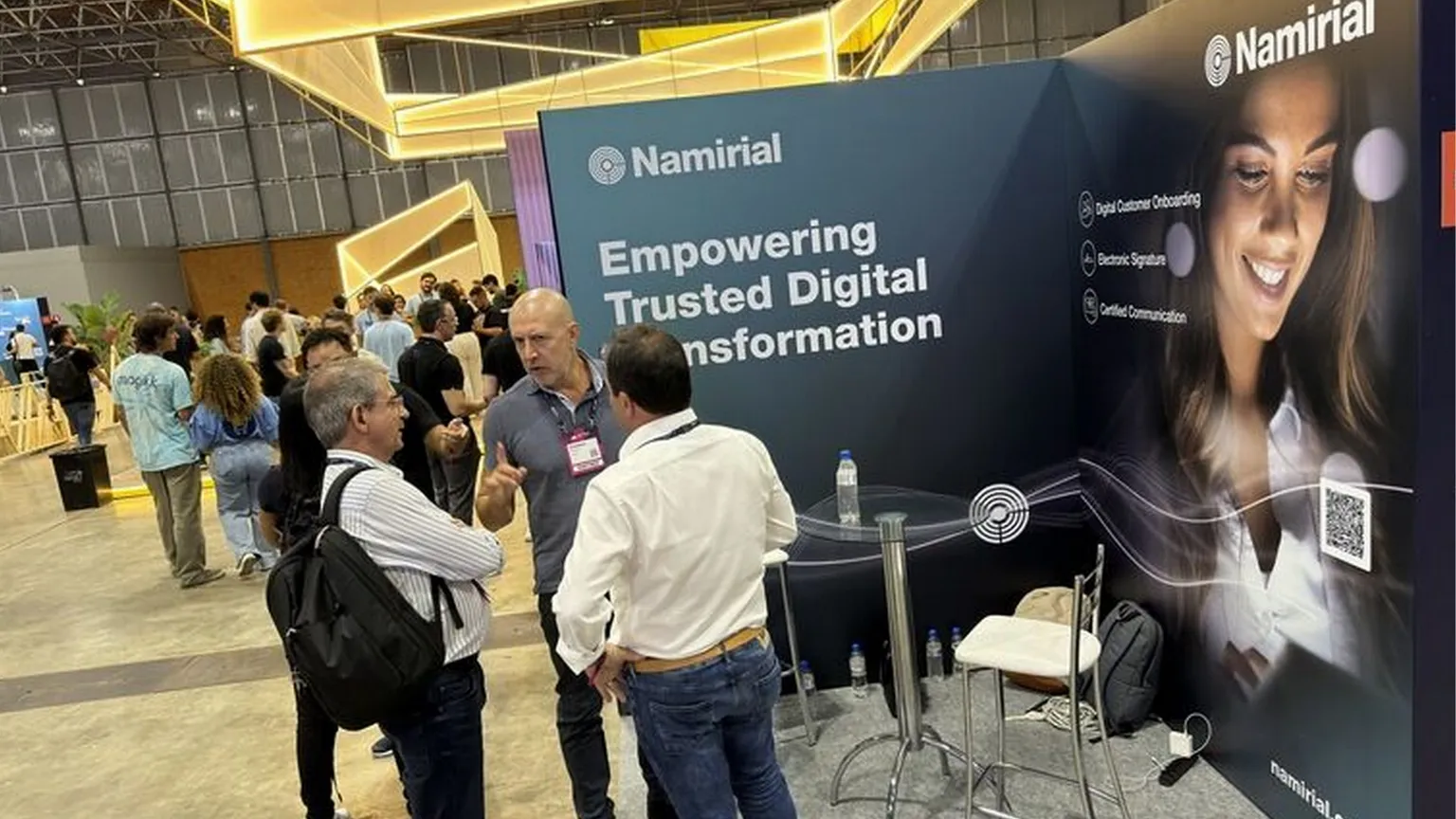 Alcune persone di fronte a uno stand di Namirial, l'ultimo dei nuovi unicorni sorti in Italia