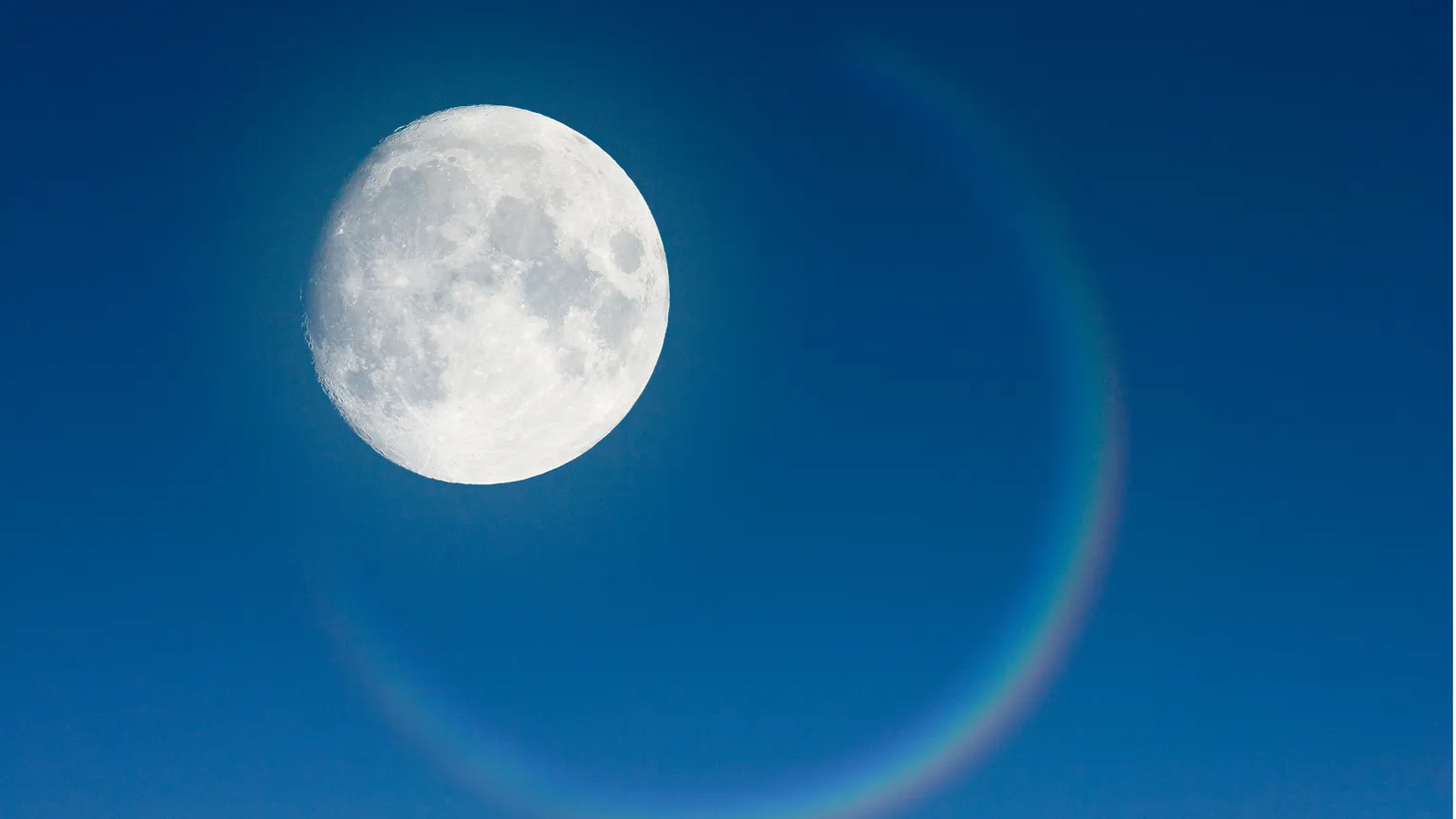 Sì, è proprio vero: la letteratura è inutile. Come la Luna