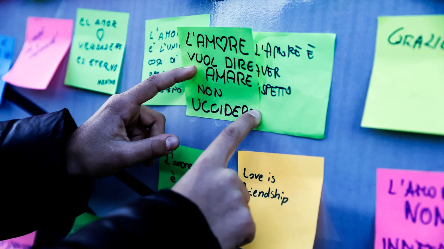 I post-it sul camper rosa della Polizia di Stato per promuovere la campagna contro la violenza di genere “…Questo non è amore”, in occasione della Giornata internazionale per l’eliminazione della violenza contro le donne /ANSA