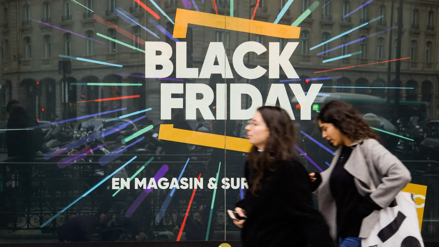 Le vetrine di Parigi inneggiano al Black Friday