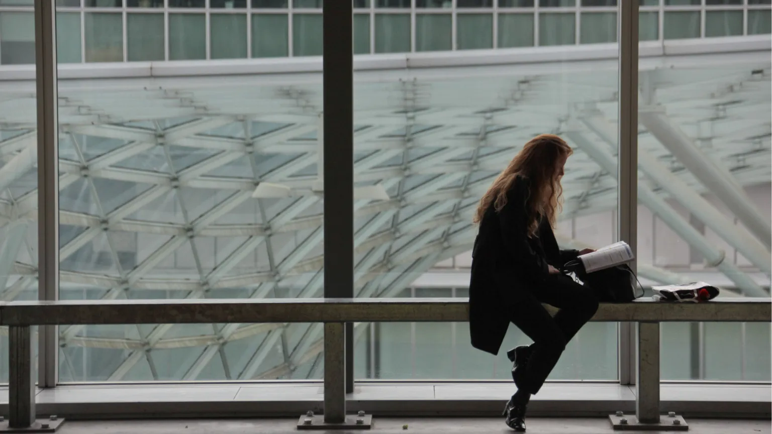 Una giovane donna in attesa di un colloquio di lavoro