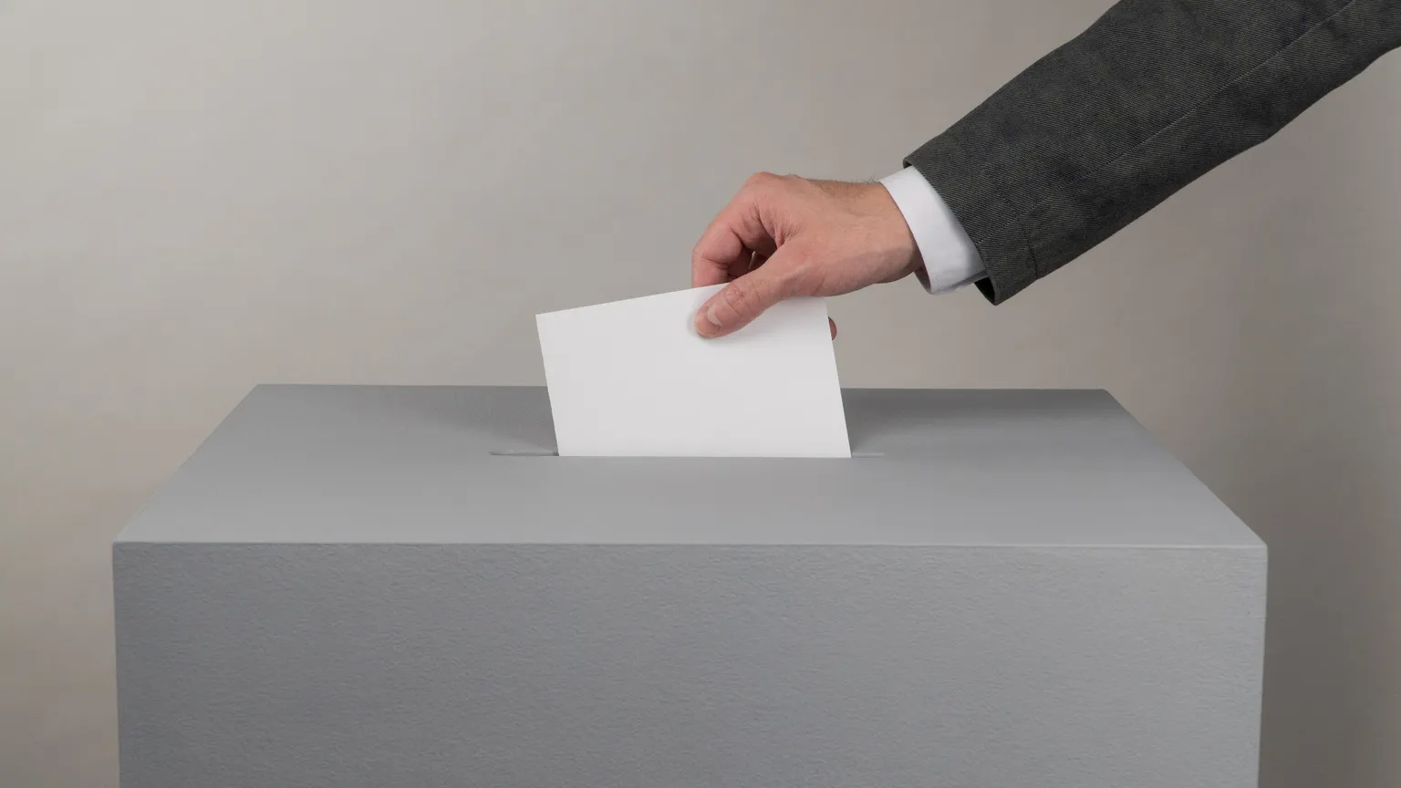 La disaffezione al voto e la fiducia in Mattarella