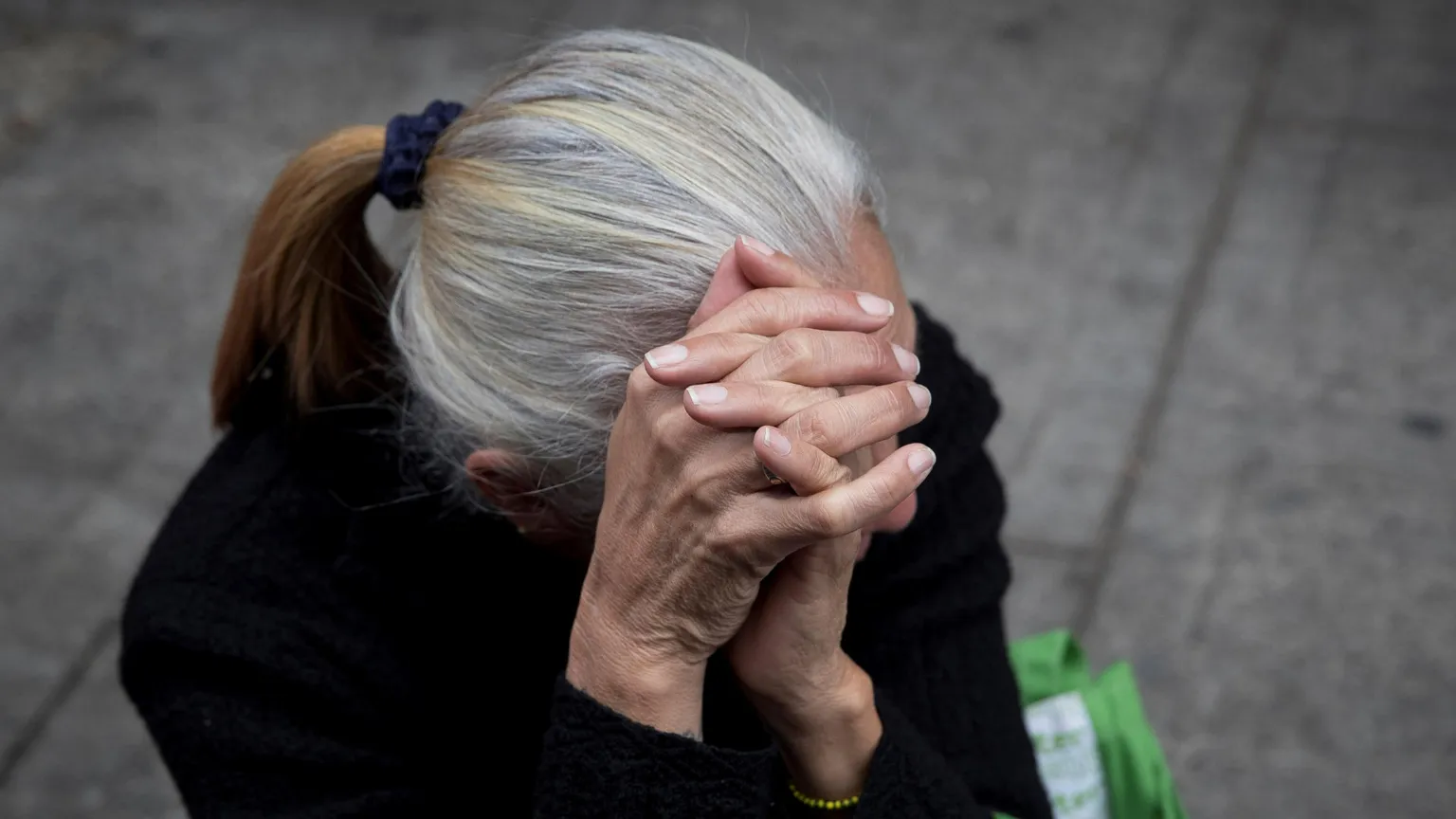 Un donna anziana sola, per strada