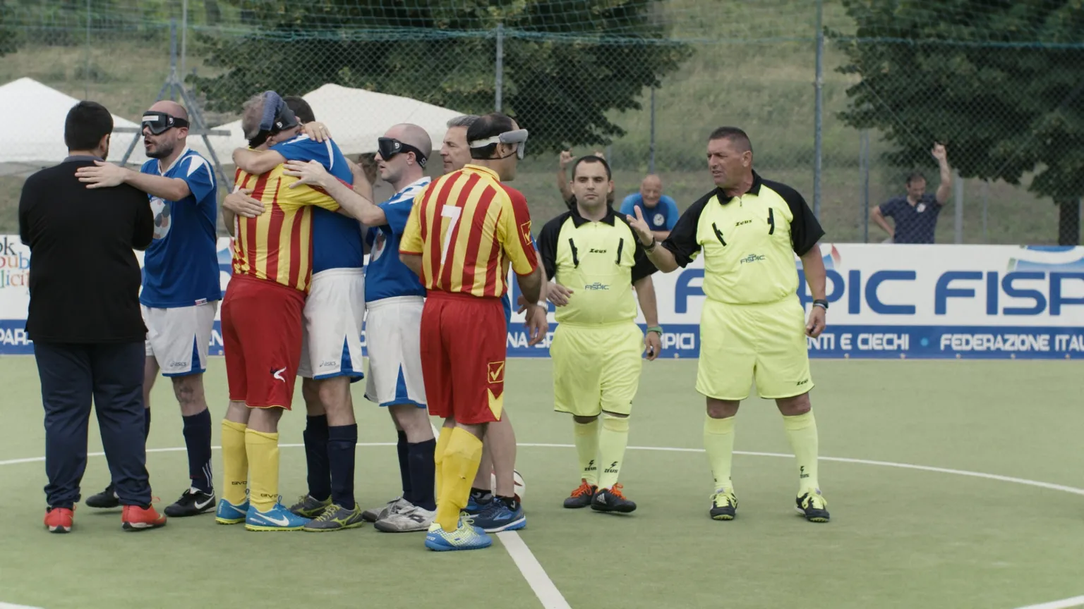Giocare a calcio per uscire dal buio
