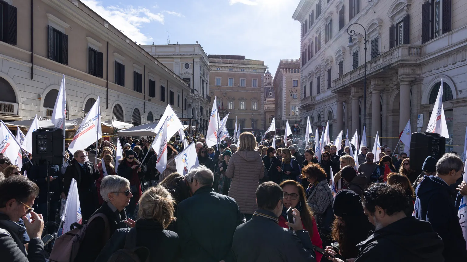 La manifestazione dei giornalisti a Piazza Santi Apostoli a Roma