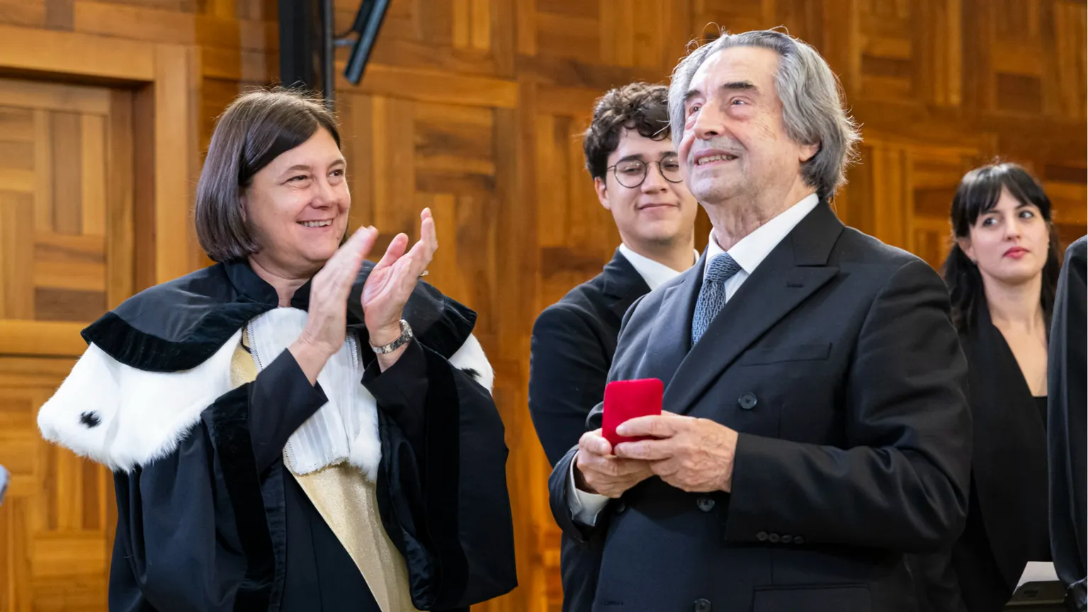 Il Maestro Riccardo Muti con la rettrice Elena Beccalli alla cerimonia di inaugurazione dell’anno accademico dell’Università Cattolica del Sacro Cuore a Milano