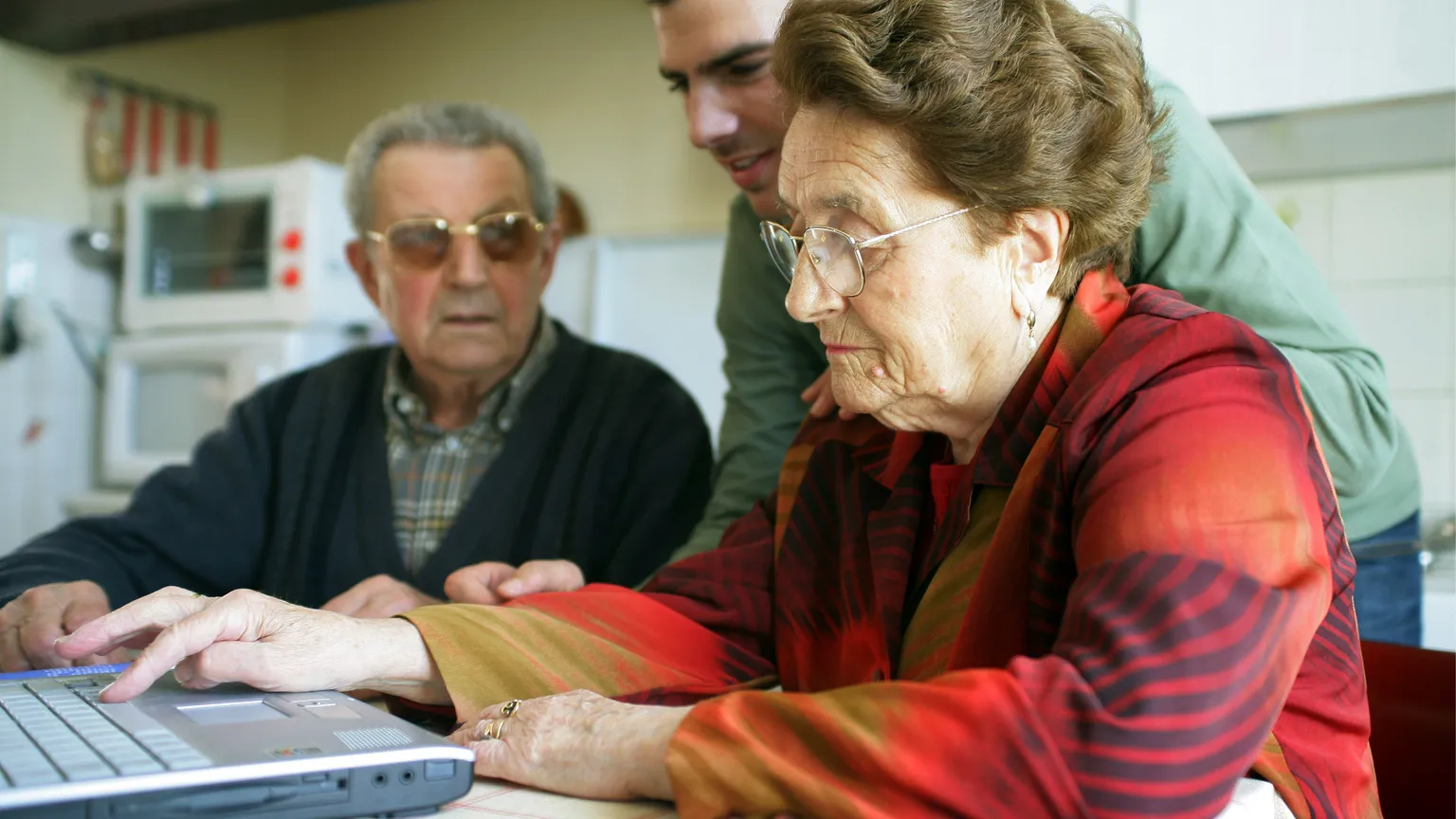 Gli anziani esclusi dalla società dell'efficienza? Ma il futuro sono loro