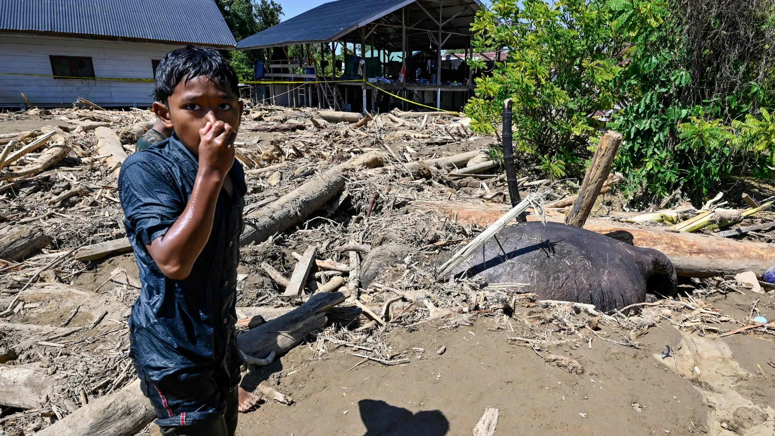 Il Sud Est travolto dalle alluvioni: mille morti, si cercano superstiti nel fango