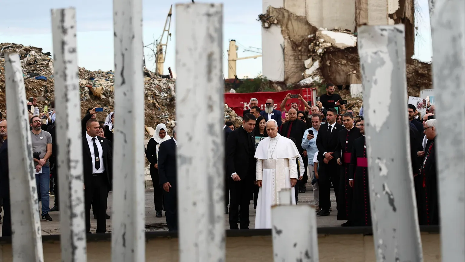 Il Papa dal Libano: cessino gli attacchi. La lotta armata non porta a nulla