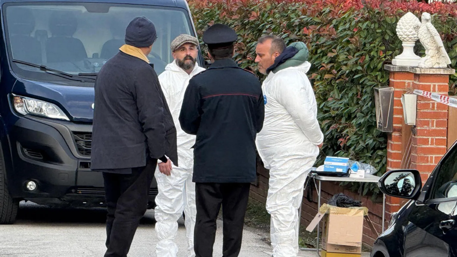 Picchiata a morte, il marito in fuga: orrore ad Ancona